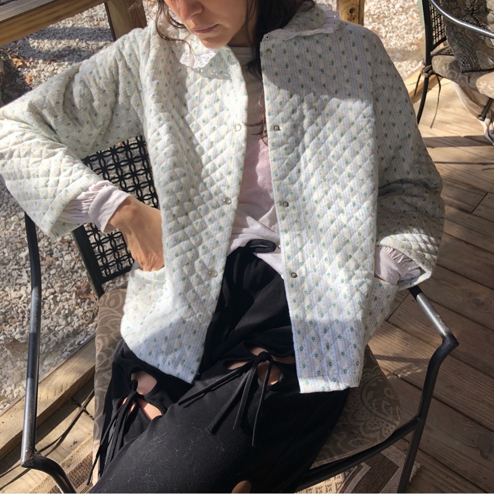Vintage 1940s/50s Quilted Bed Jacket with Eyelet Collar